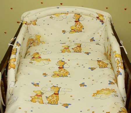 Pościel - żyrafka z misiem na kremowym tle.